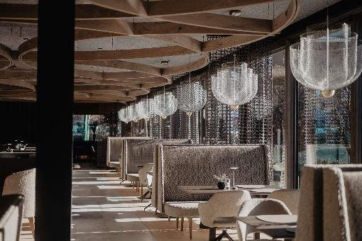 Bilder 1 bis 5: Furnier, wohin das Auge blickt: Dank des edlen Naturmaterials...